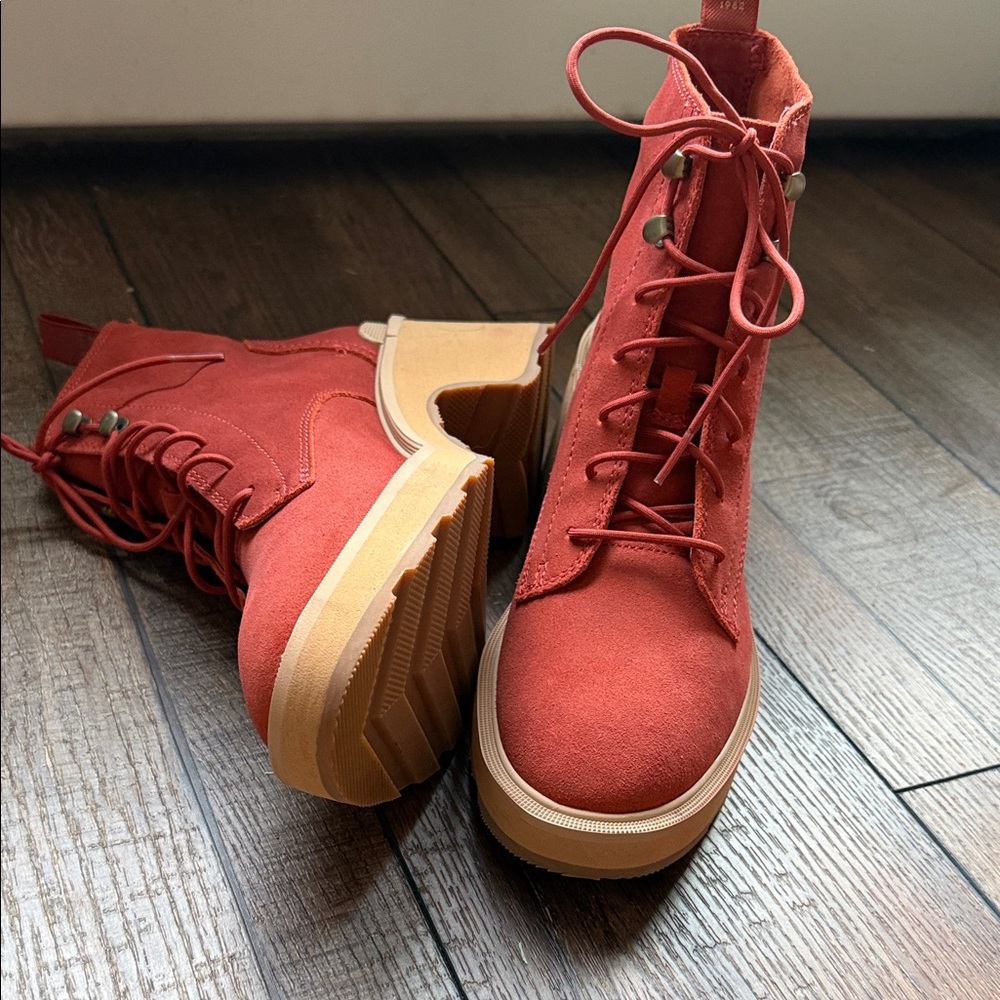 Sorel Women's Red/Rust Lace Up Suede Boots